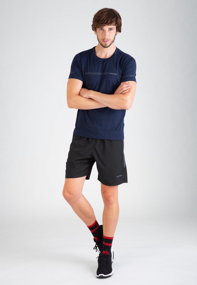 Foto de producto ecommerce para Zalando de modelo con ropa de ciclismo sobre fondo blanco en estudio de Las Rozas de Madrid