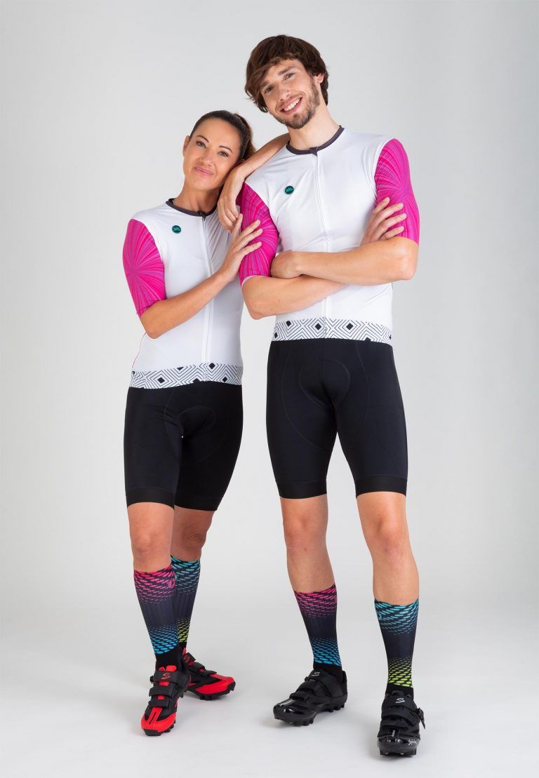 Foto de producto ecommerce para Zalando de dos modelos con ropa de ciclismo sobre fondo blanco en estudio de Las Rozas de Madrid