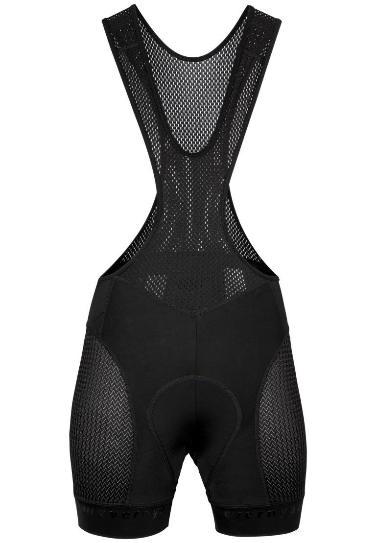 FFoto de producto para Zalando de ropa de ciclismo para ciclista sobre fondo blanco y maniquí fantasma en estudio de Las Rozas de Madrid