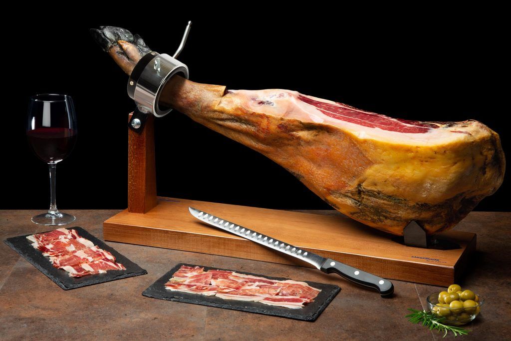 Foto de producto de comida fresca con cuchillo y copa de vino en un bodegon en estudio de fotografia en Las Rozas de Madrid