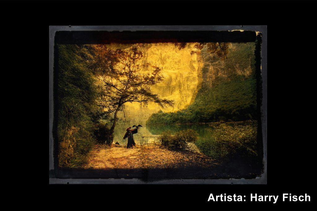 Reproducción fotográfica de una obra de Harry Fisch con paisaje y tonos dorados.